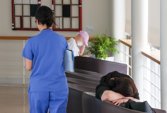 의정갈등, 봉합은 가능할까      (서울=연합뉴스) 서대연 기자 = 의대증원에 반발하며 의료현장을 떠난 전공의들이 복귀하지 않는 가운데 6일 서울 시내 한 대형병원에서 내원객들이 휴식하고 있다. 2024.8.6       dwise@yna.co.kr  (끝)      <저작권자(c) 연합뉴스, 무단 전재-재배포, AI 학습 및 활용 금지>